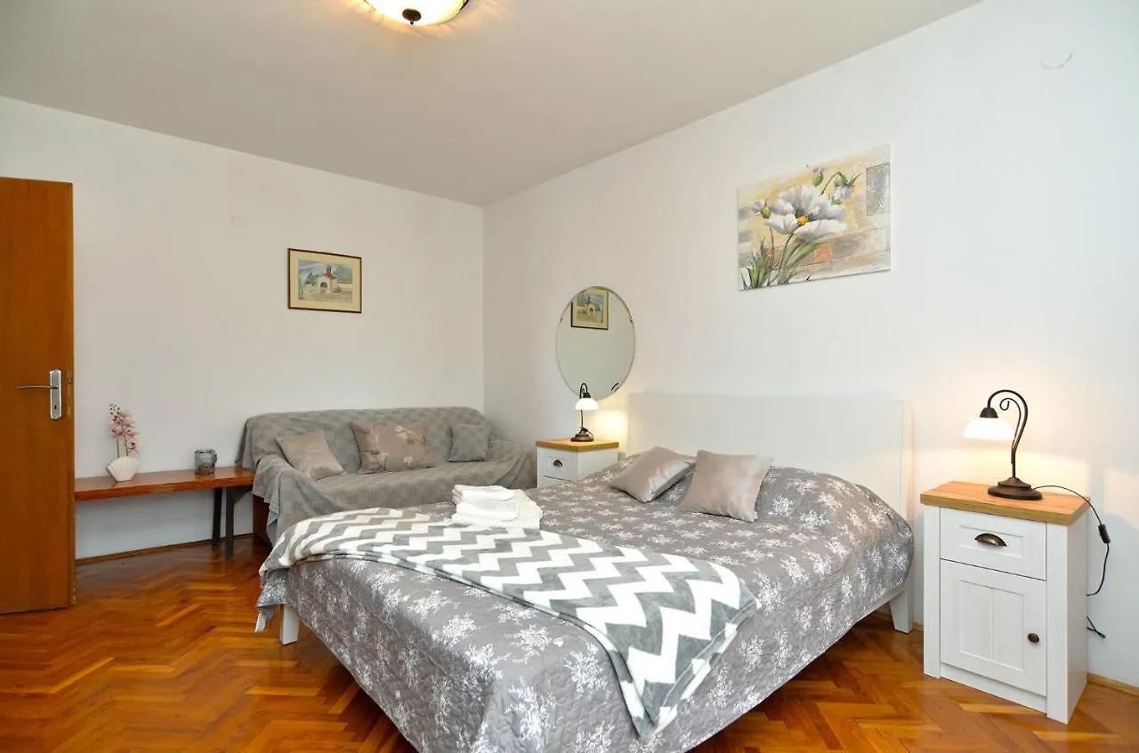 Apartments Regina 1067 Rovinj